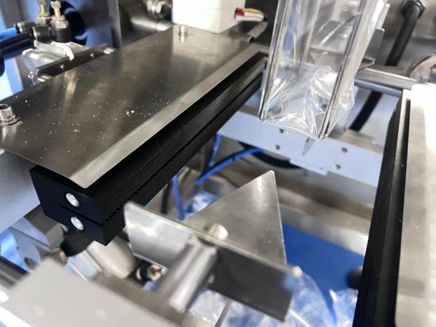 Vertical sealing and forming mechanism detail
